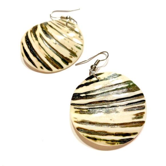 Carved Shell Pierced Earrings Drop & Dangle Design Polished Black & White Rounds - Picture 2 of 5